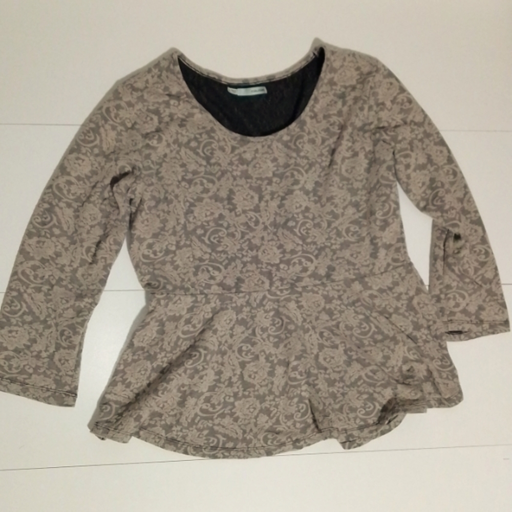 maurices women creme  lace on black peplum top. Size XL cute for spring